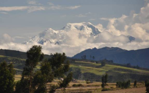 Vista do belo vulcão Cayambe, na viagem entre o Equador e Colômbia
